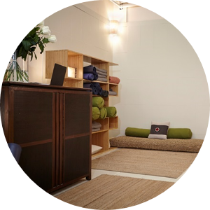 photo de salle de yoga vide
